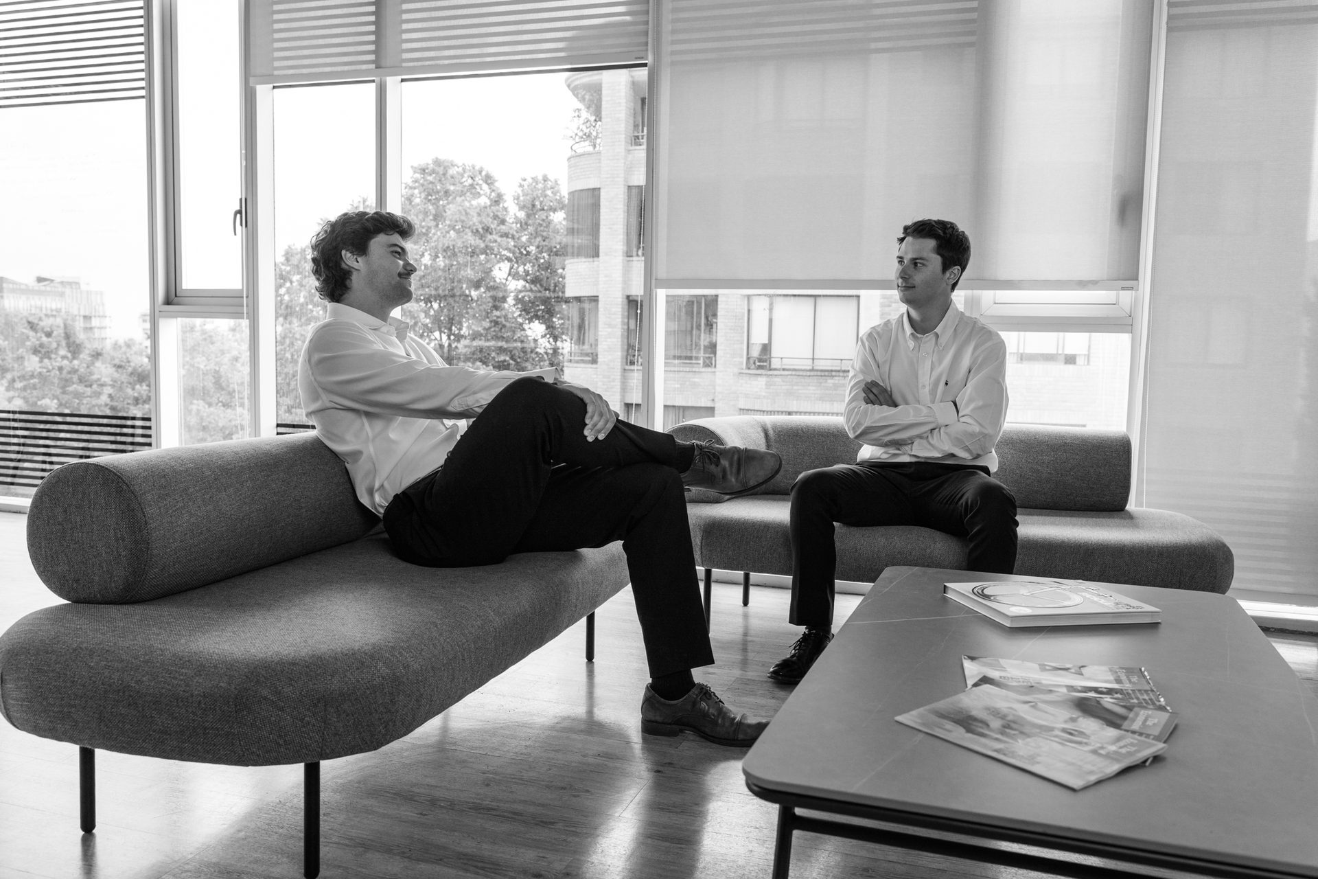 Conversación de trabajo en el lounge de la oficina de Bespoke Advisors